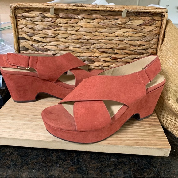 CL Laundry Wedge Sandals - Picture 3 of 7